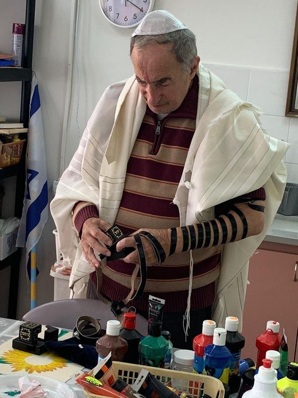 חלוקת תפילין במעמד בפתח תקווה